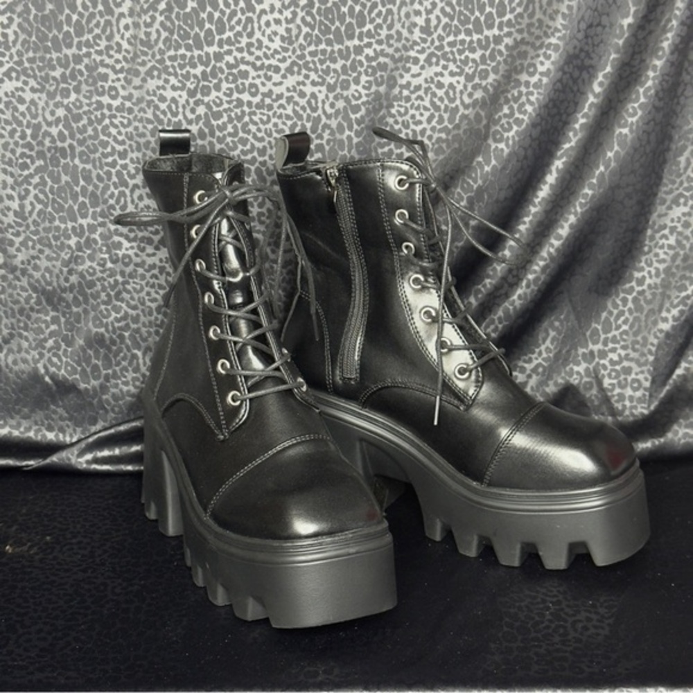 Black Platform Combat Boots W/ Zipper size 7.5-8 
*Brand new never worn.